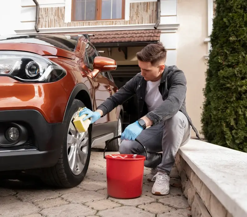 Lavage auto à domicile Aillon-le-Jeune : professionnel intervenant sur un véhicule